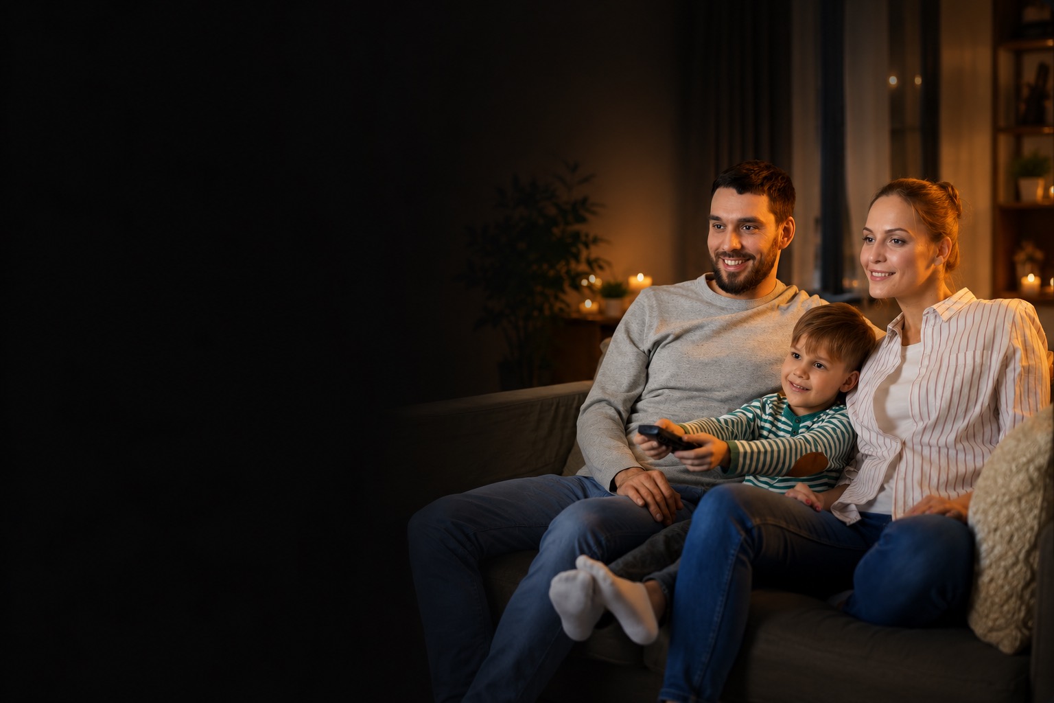 Familie genießt gemeinsam einen gemütlichen Fernsehabend